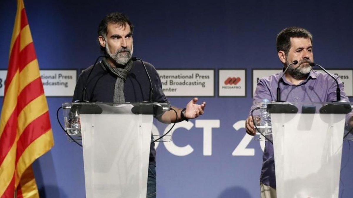 Cuixart y Sànchez, durante la rueda de prensa celebrada en el IPBC.-EFE