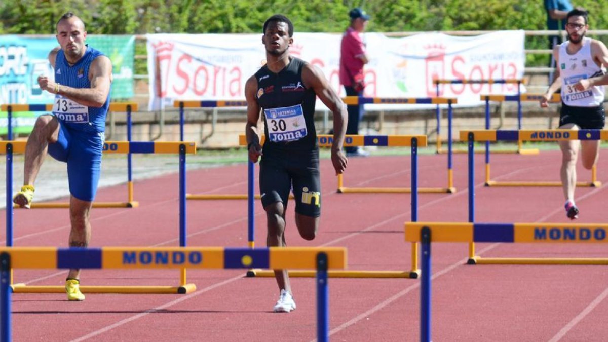 David José Pineda en plena carrera de los 400 vallas de la segunda jornada de la Liga de Clubes celebrada ayer en Los Pajaritos.-Álvaro Martínez