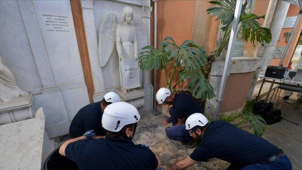 Operarios del Vaticano abre una de las dos tumbas donde se buscaba a Emanuela Orlandi.-AFP