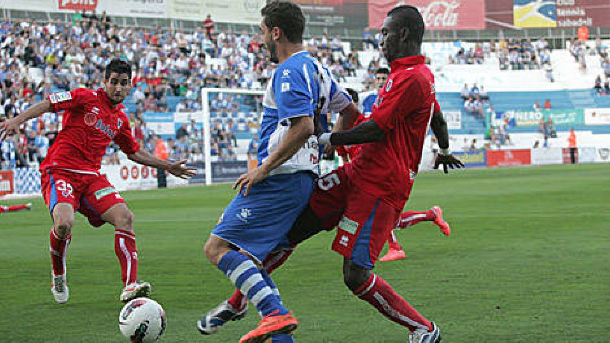 Lago Junior y Edu Gil intentan frenar a un jugador local. / Área 11-