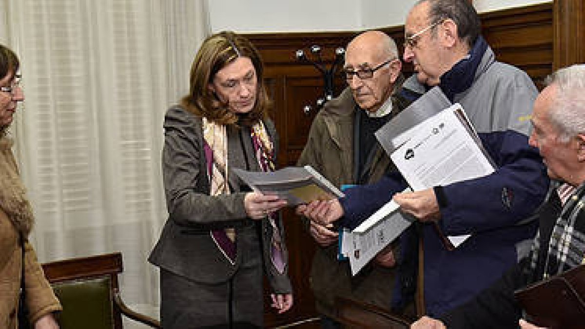 Miembros de Soria Ya con la subdelegada, María José Heredia / V. GUISANDE-