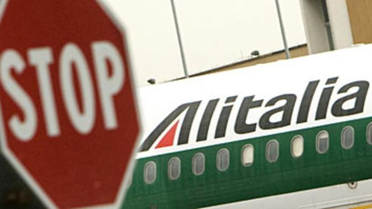 Un avión de Alitalia, detenido en el aeropuerto romano de Fiumicino.-TONY GENTILE