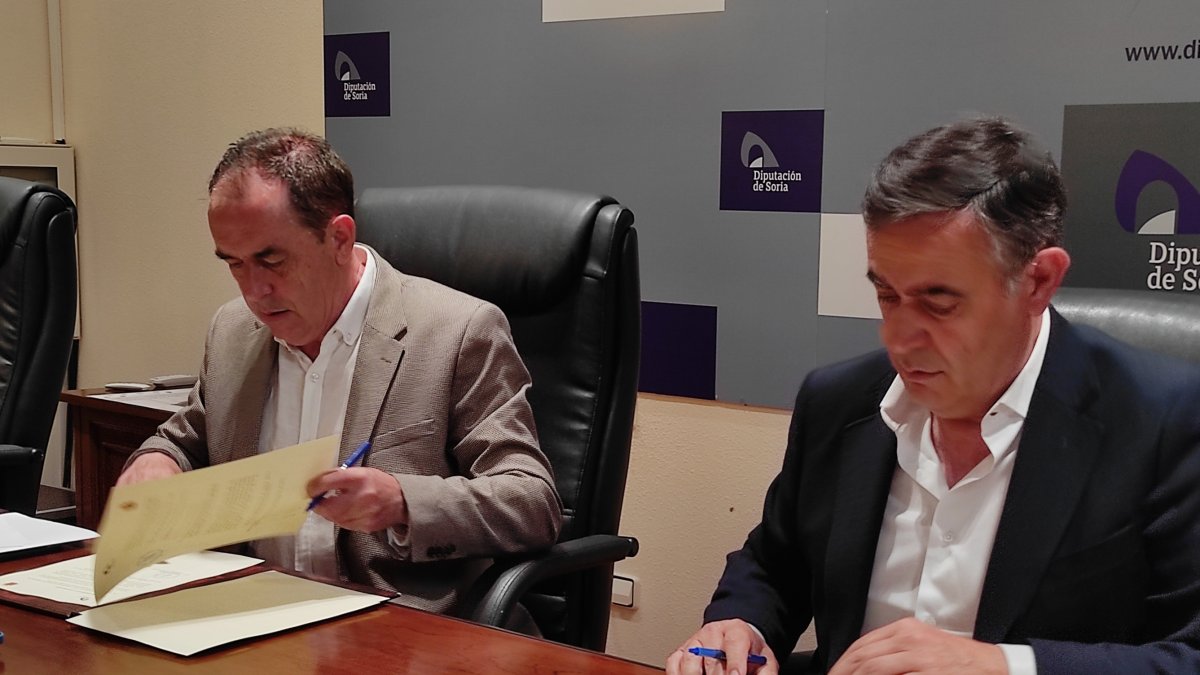 Benito Serrano y Antonio Pardo, en la firma del convenio entre Diputación y Ayuntamiento de El Burgo, antes de la presentación de los cursos.-A. HERNANDO