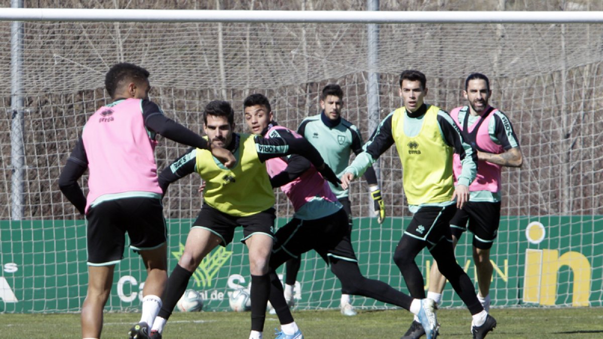 El Numancia prepara durante estos días su compromiso de mañana en Albacete. Luis Ángel Tejedor.