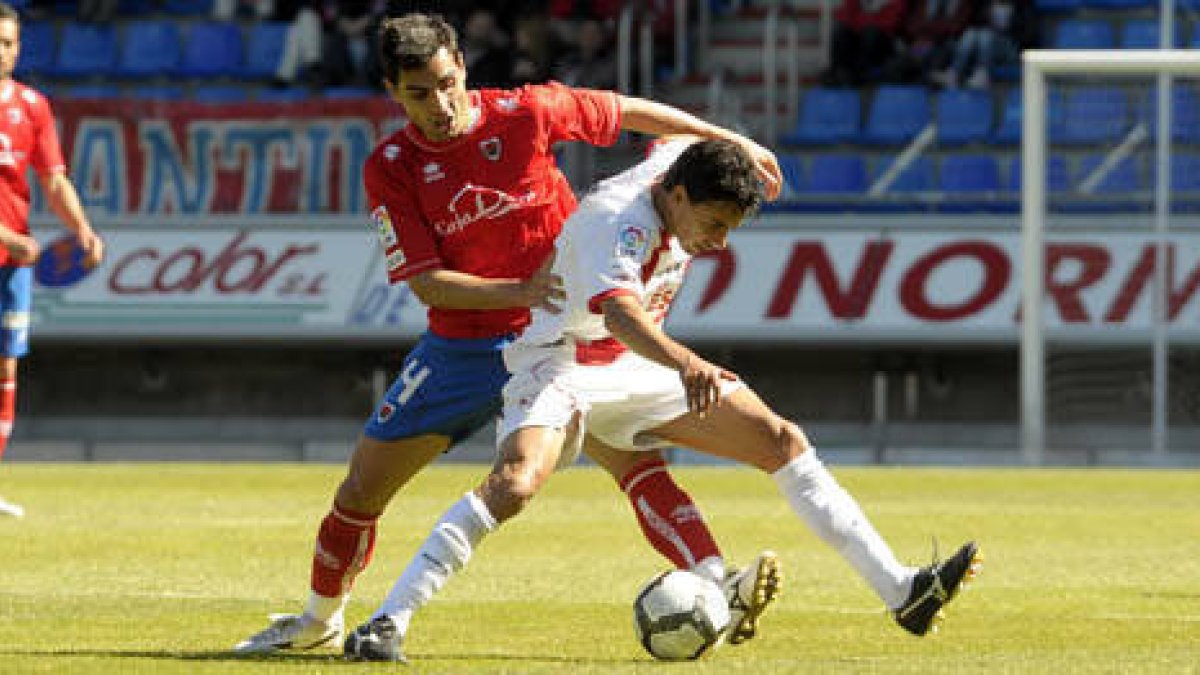 Dimas durante el encuentro contra el Rayo disputado la temporada pasada en Los Pajaritos. / FERNANDO SANTIAGO-