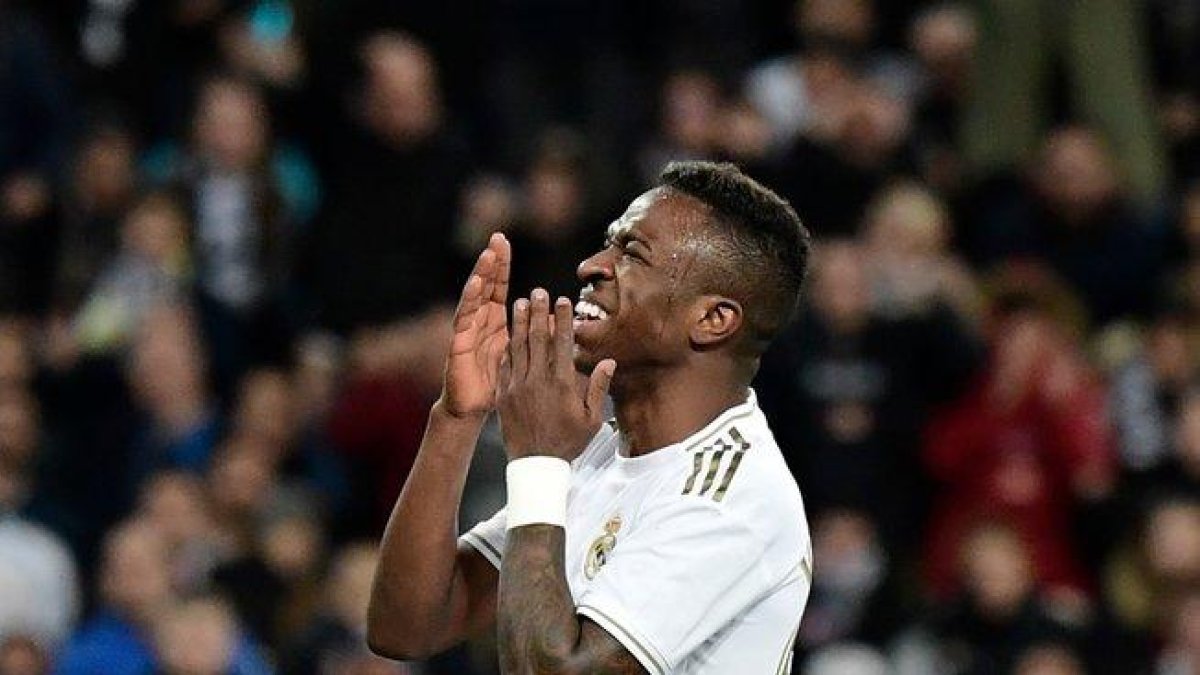 El madridista Vinicius se lamenta tras una ocasión fallada ante el Athletic.-AFP