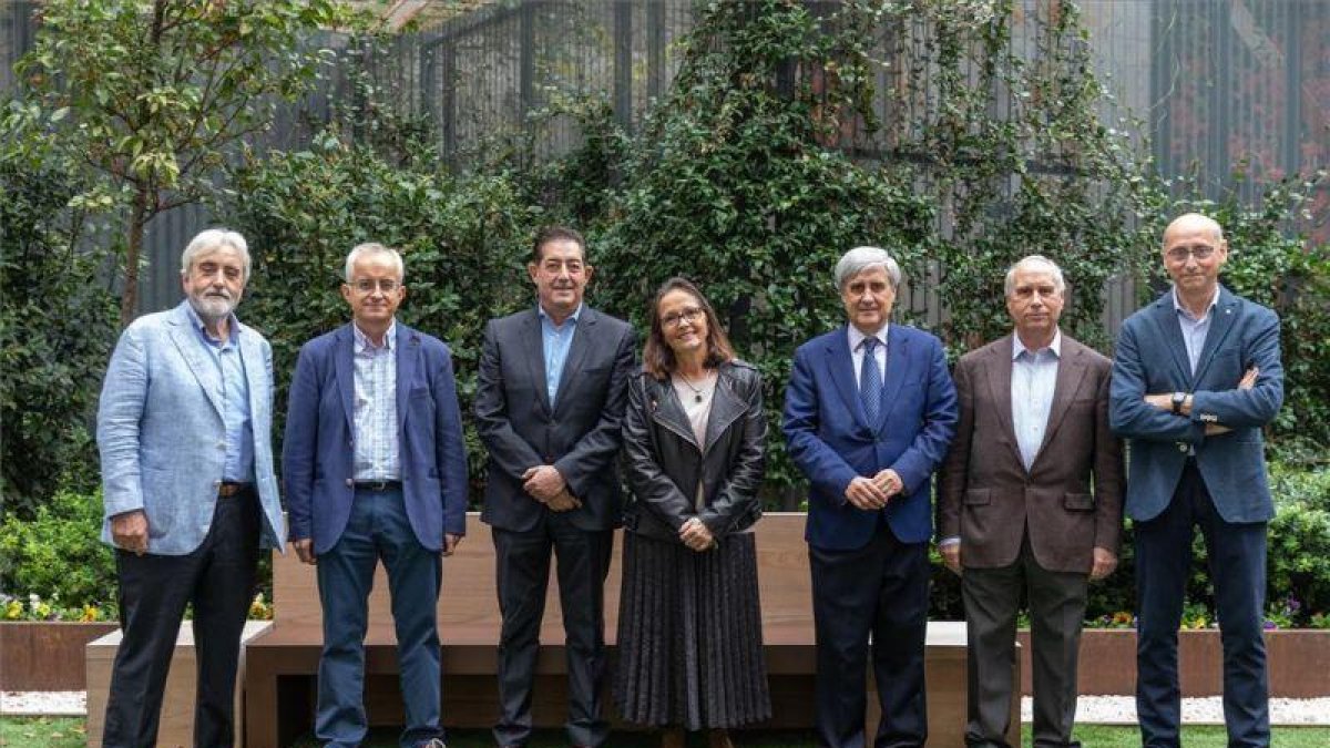 Andreu Palou, Andrés Otero, Luis Pla, María Pilar Vinardell, Juan José Badiola, Arturo Anadón y Daniel Ramón en la sede de Madrid de Prensa Ibérica.-ÁLVARO HURTADO