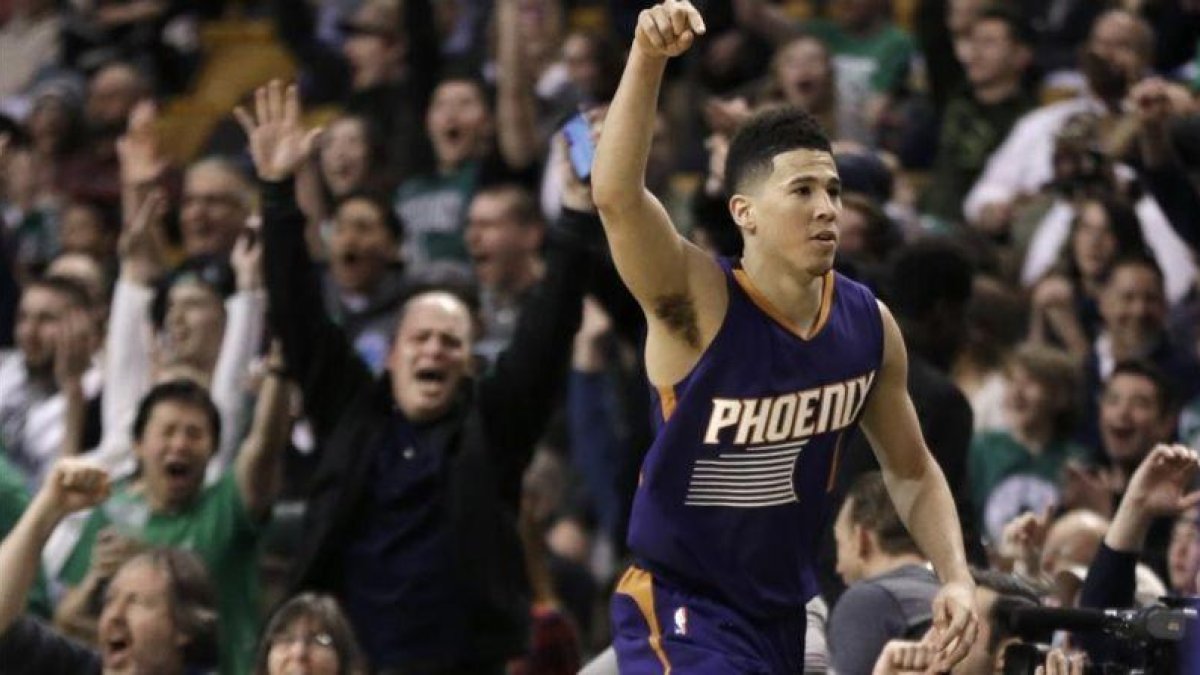 Devin Booker, de los Suns, durante su actuación mágica.-Ap / Elise Amendola