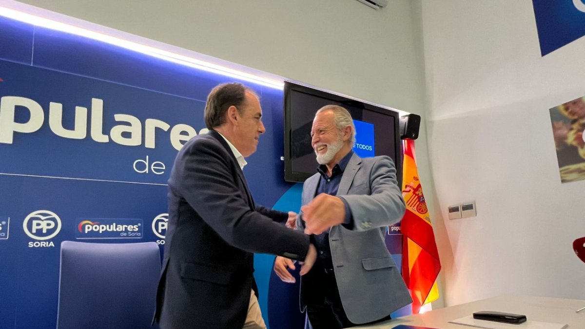 De Miguel y Serrano se saludan en la sede del PP. HDS