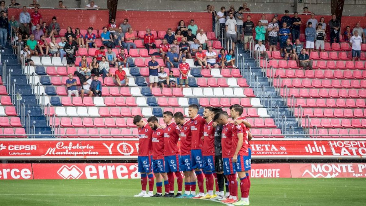 El Numancia el domingo durante el minuto de silencio en memoria del fallecido Roberto González Chamarro. GONZALO MONTESEGURO