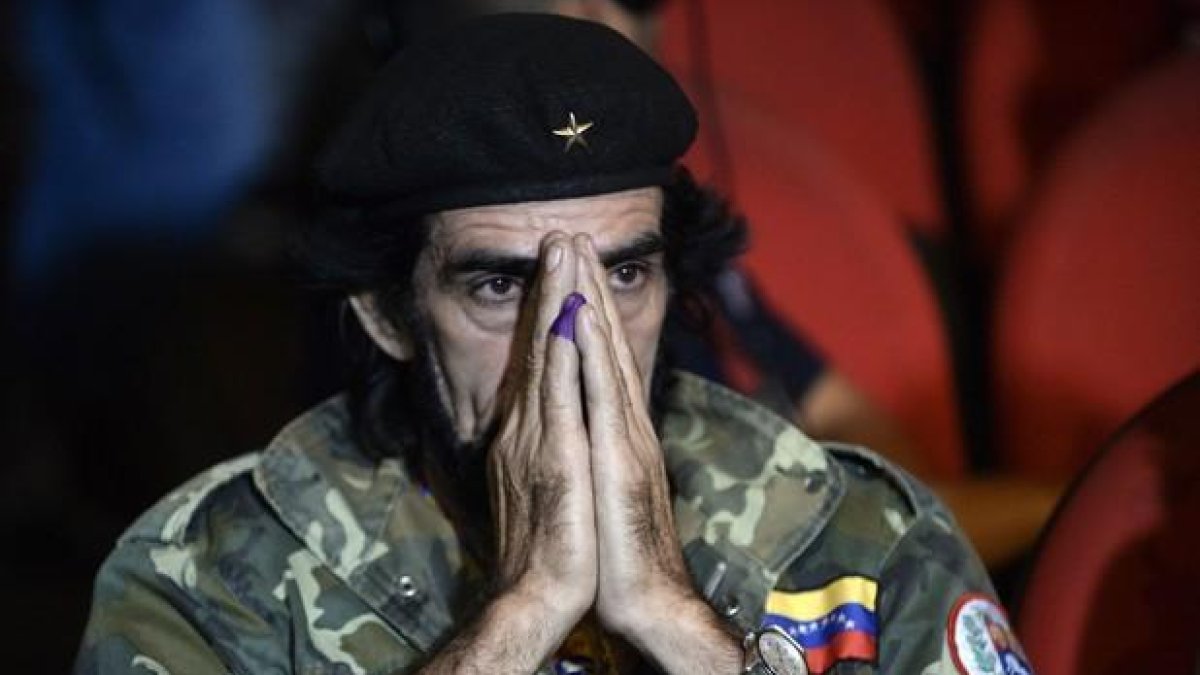 Un seguidor del partido de Nicolás Maduro, disfrazado de Ché Guevara, triste tras la derrota electoral.-AFP / FEDERICO PARRA