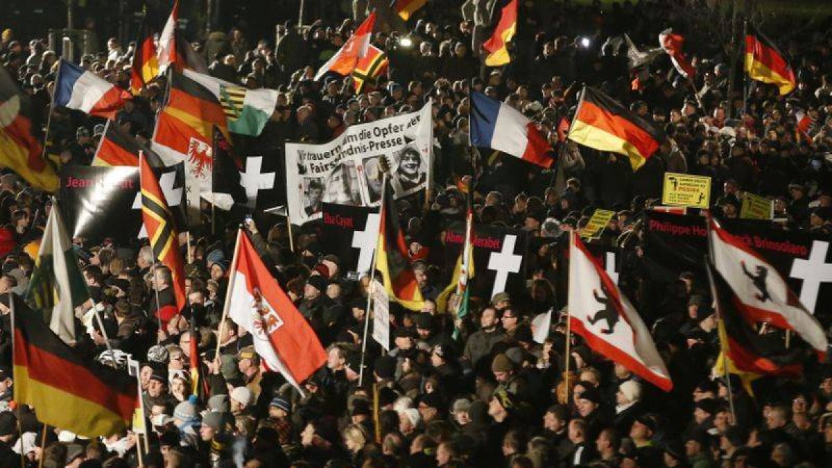 Manifestación del movimiento islamófobo Pegida, el pasado 12 de enero, en Dresde.-Foto: FABRIZIO BENSCH / REUTERS