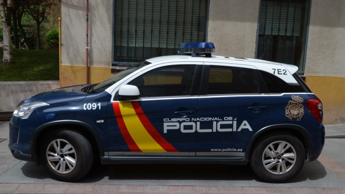 Vehículo de la Policía Nacional ante la comisaría de Soria. HDS