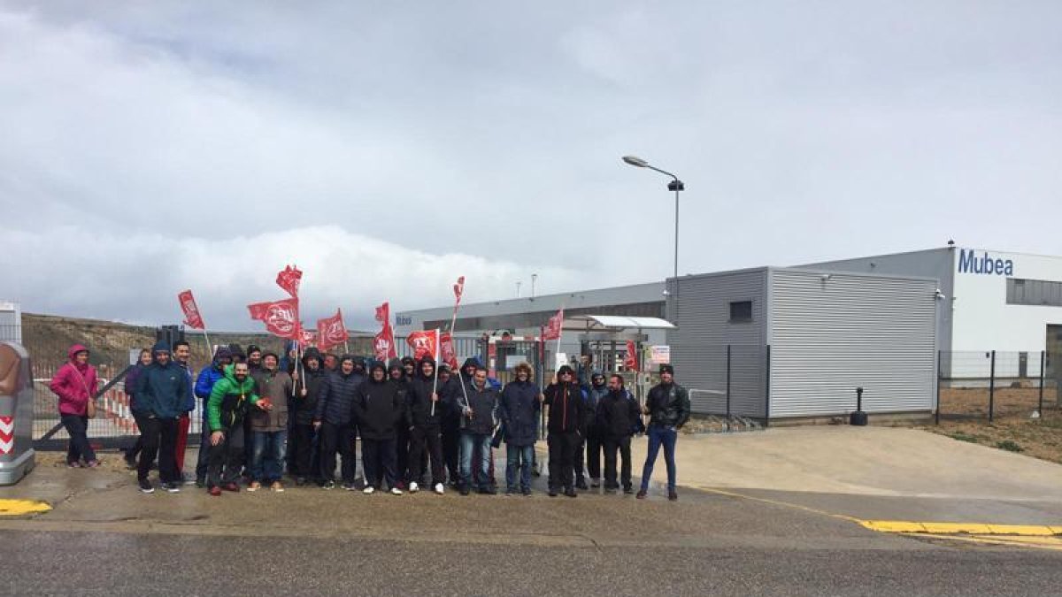Trabajadores de Mubea en la concentración que se celebró ayer.-HDS