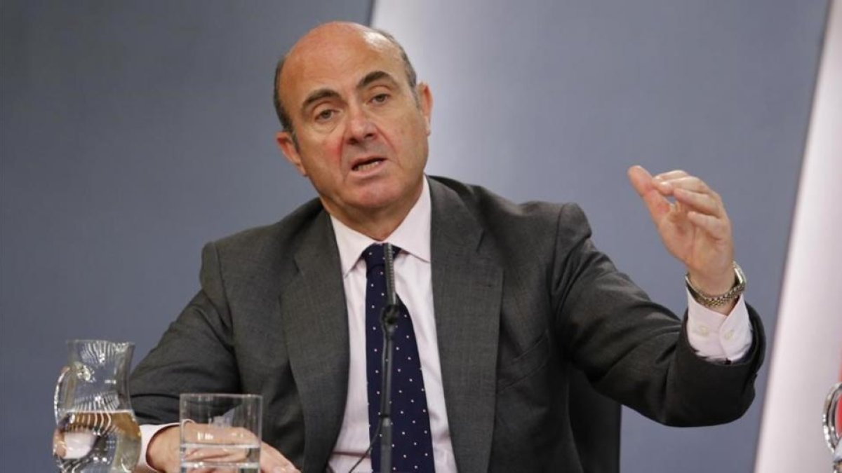 El ministro de Economía en funciones, Luis de Guindos, en la rueda de prensa posterior al Consejo de Ministros.-J M Prats