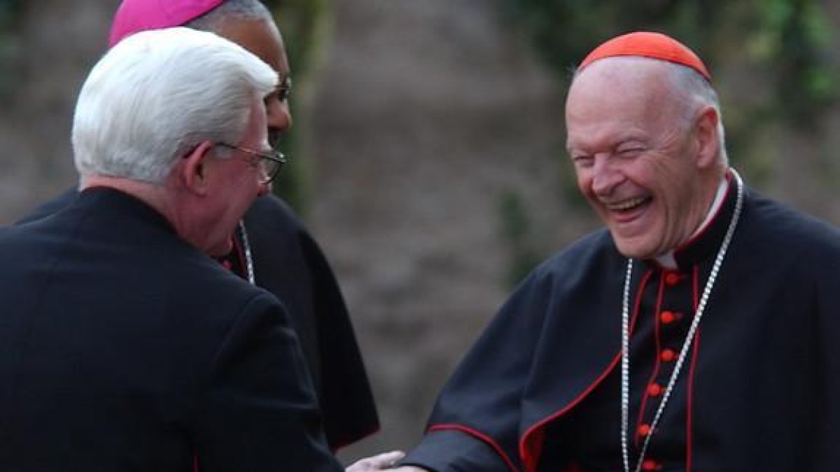 El cardenal de Washington Theodore McCarrick sonríe junto a los obispos William P. Fay y Wilton Gregory, en una imagen de archivo-LUCA BRUNO