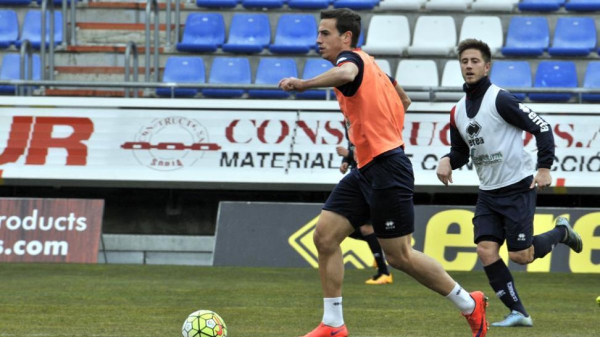 Íñigo Pérez podría regresar al once este fin de semana ante el Bilbao Athletic.-Valentín Guisande