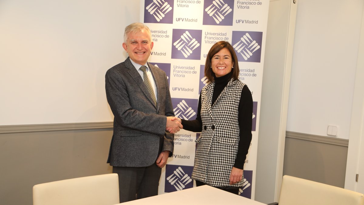Clemente López y Laura Chamarro en la firma del convenio entre la Universidad Francisco de Vitoria y Escolapios. HDS