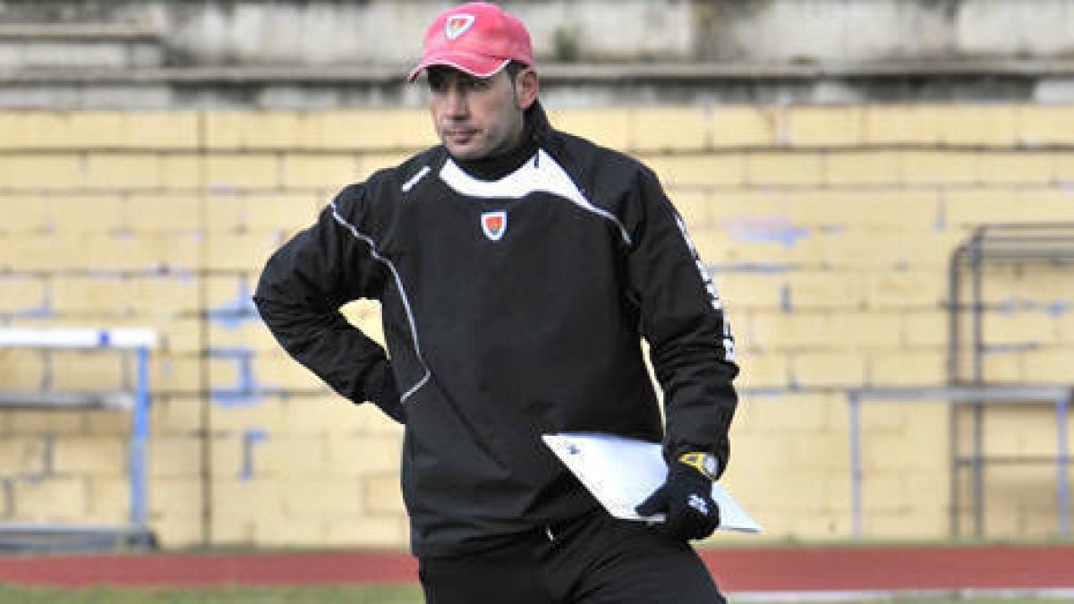 Machín en un entrenamiento de esta semana en el anexo de Los Pajaritos. / V. Guisande-