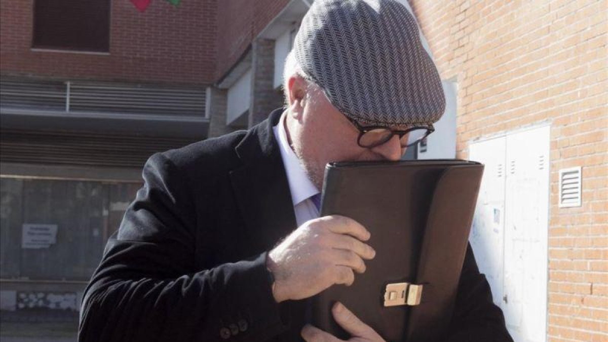 José Manuel Villarejo, tras declarar en el juzgado de Estepona, en el 2016.-JORGE ZAPATA (EFE)