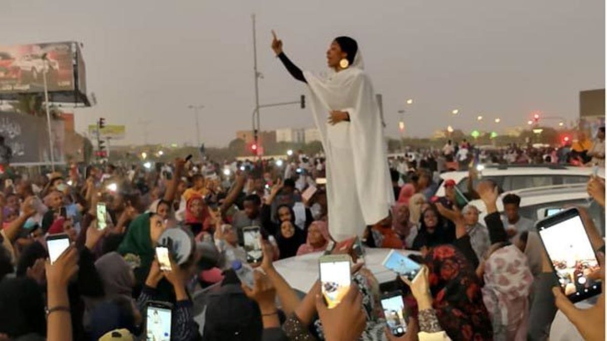 Una mujer que canta a la revolución, símbolo de las protestas en Sudán.-LANA H. HAROUN / REDES SOCIALES (REUTERS / VÍDEO: YOUTUBE)