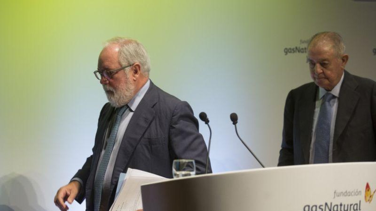 Arias Cañete, izquierda, y Salvador Gabarró.-ALBERT BERTRAN