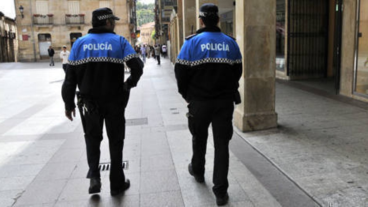 Agentes de la Policía Local patrullan por El Collado en una imagen de archivo. HDS
