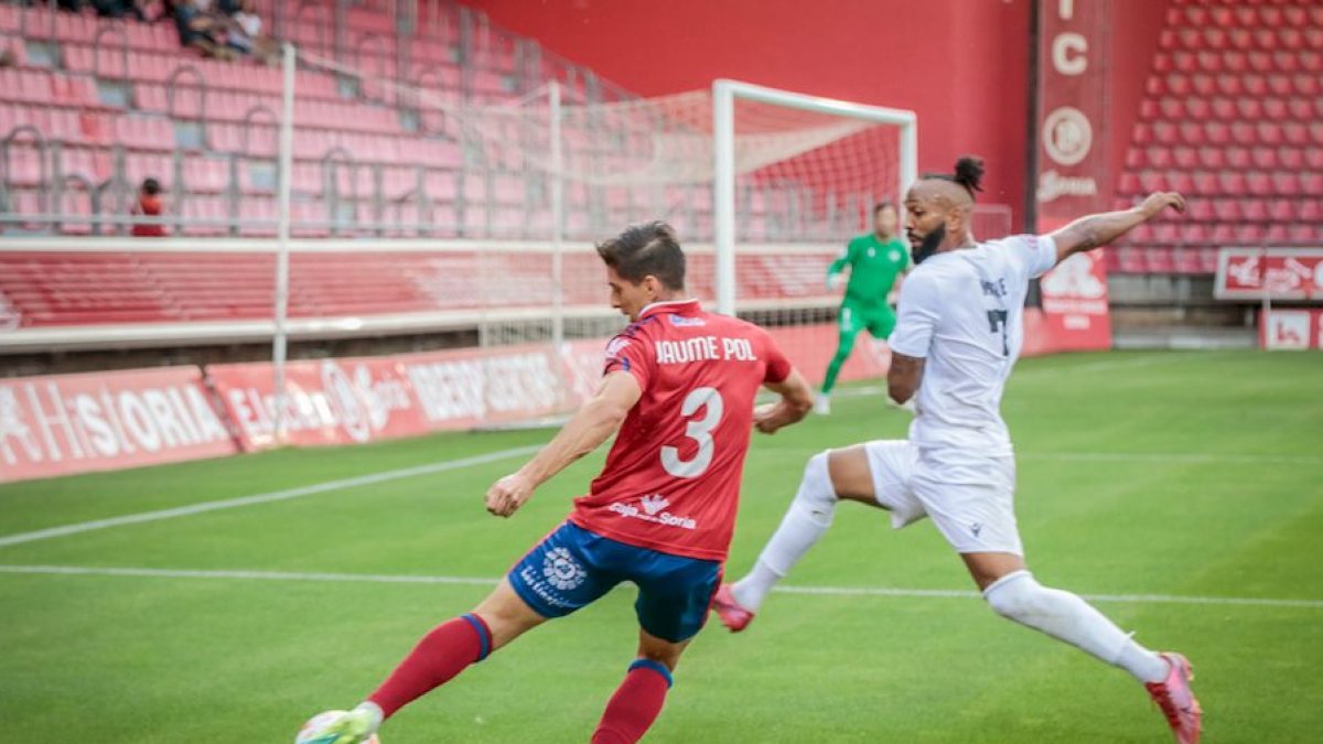 Jaume Pol en el partido de la primera jornada ante el Intercity. GONZALO MONTESEGURO