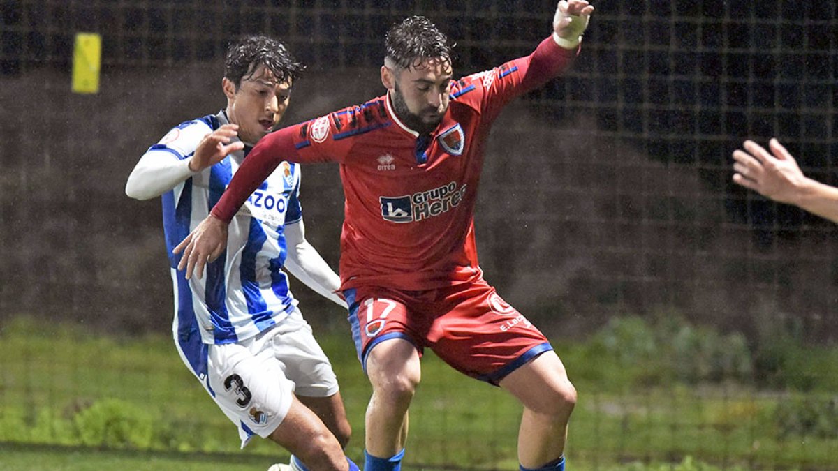 Mancebo, en una pugna con un jugador de la Real Sociedad B. AREA 11