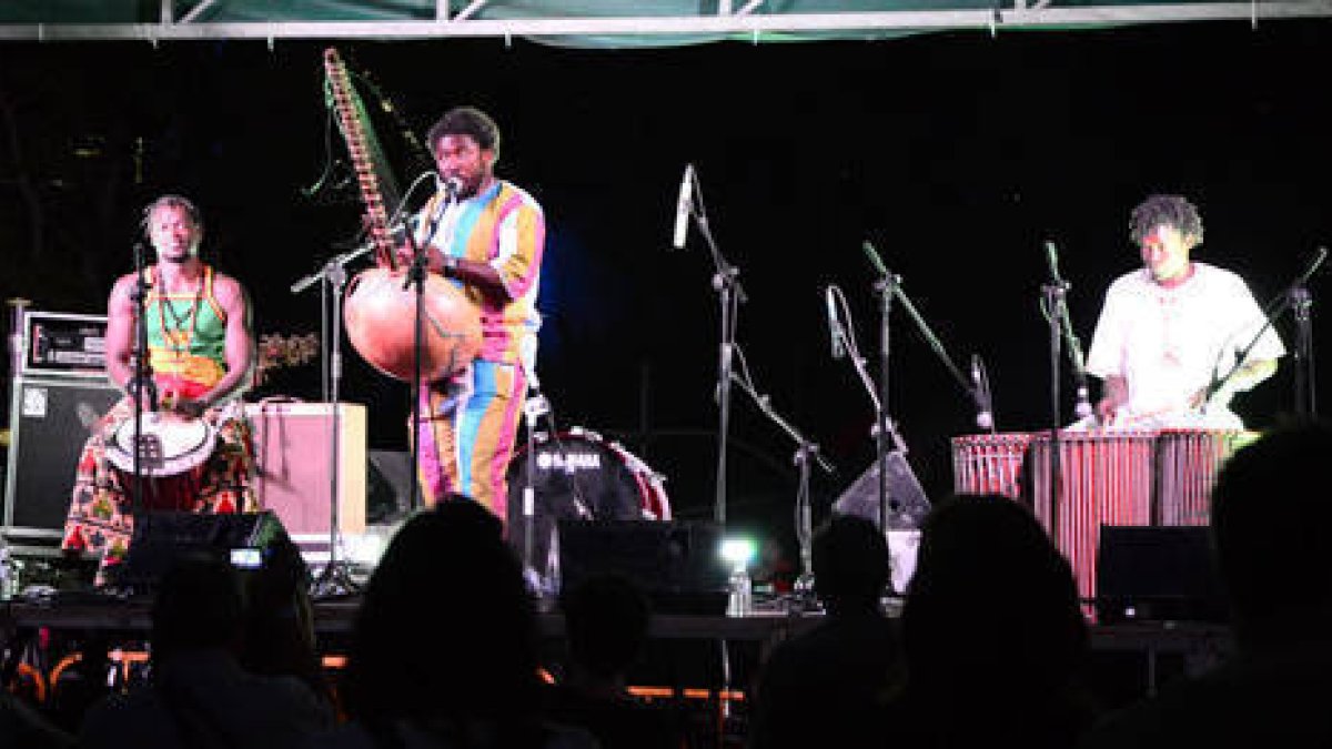 El Festival comenzó anoche con una de las novedades de esta edición como fue la actuación de la banda Mamafunko con la Orquesta Sinfónica Lira Numantina. / ÚRSULA SIERRA-
