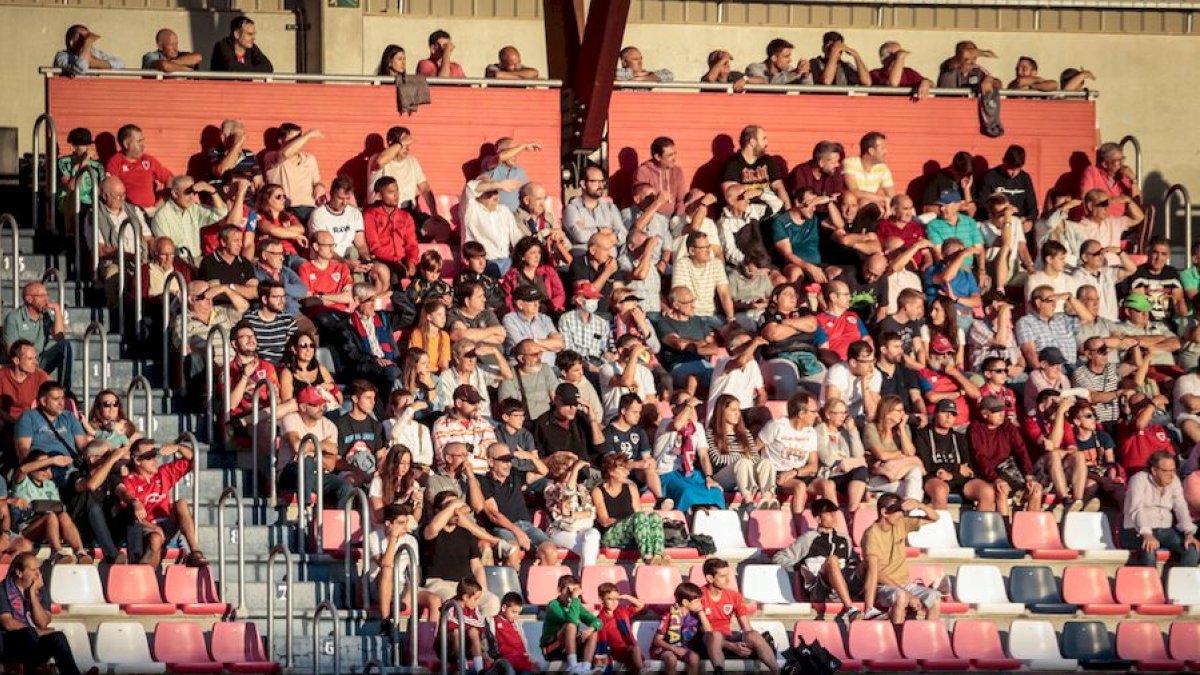 La grada de Los Pajaritos en el encuentro inaugural ante el Intercity. GONZALO MONTESEGURO