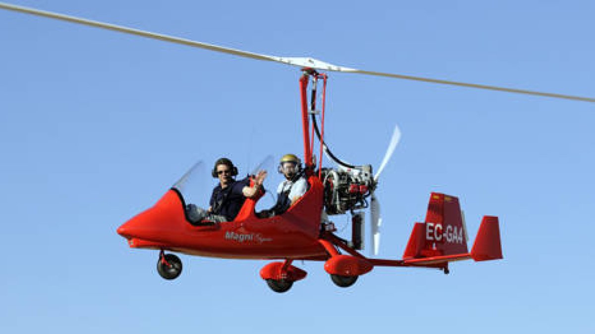 Marcos Chuliá con el autogiro con que participa en Hungría. / VALENTÍN GUISANDE-