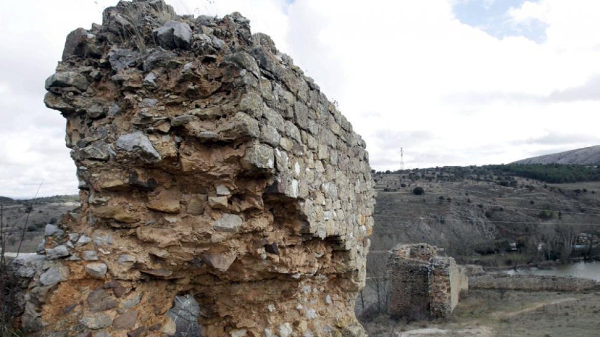 Restos de la muralla en la ladera del Mirón, con el lienzo de las márgenes de fondo.-Luis Ángel Tejedor