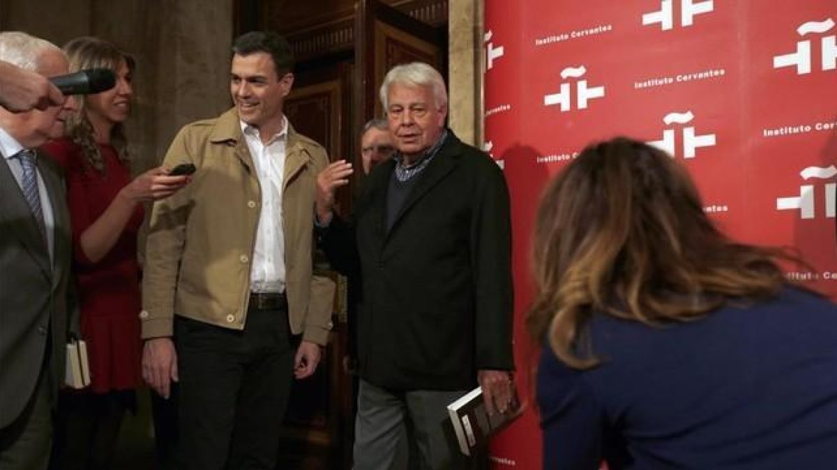 Pedro Sánchez y Felipe González, este jueves en un acto en Madrid.-DAVID CASTRO