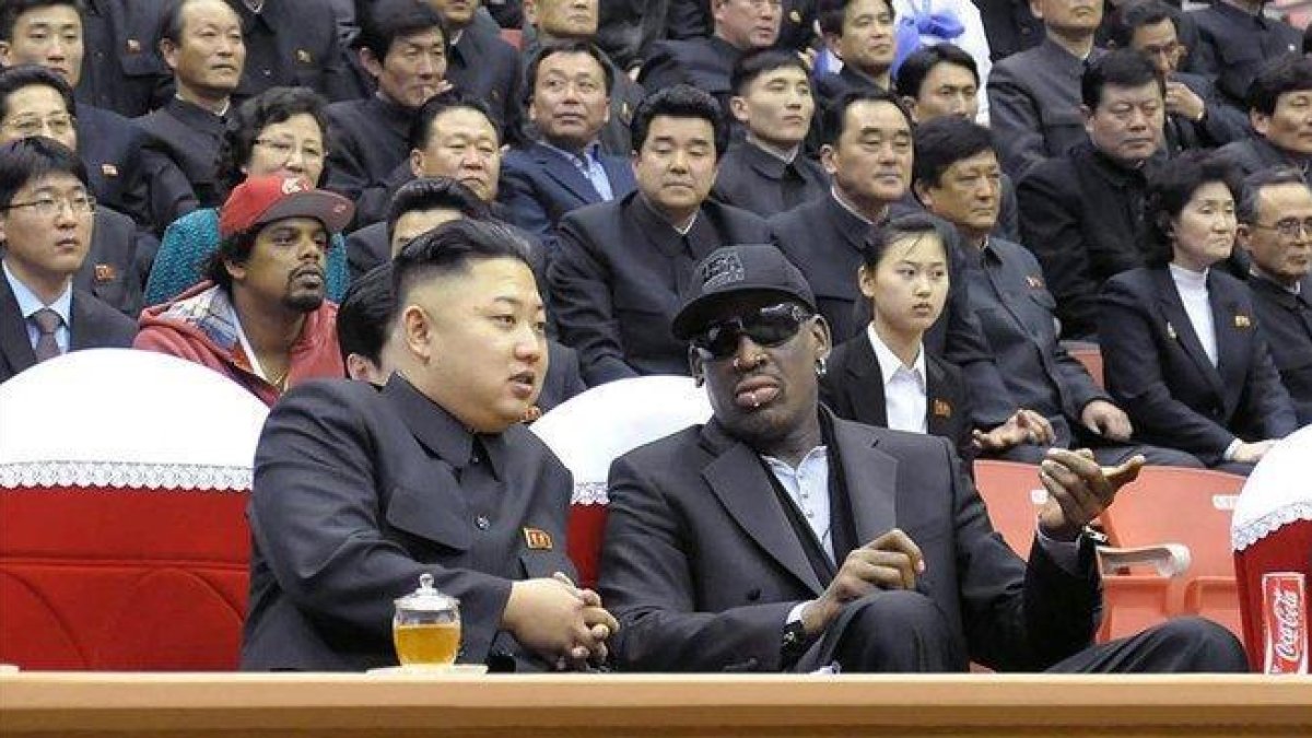 Kim y Rodman, siguen un partido de baloncesto en Pionyang, en el 2013.-AFP