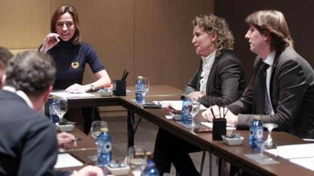 Carme Chacón, junto a Aina Calvo y Carlos Martínez Mínguez . / CONCHA FERNÁNDEZ-
