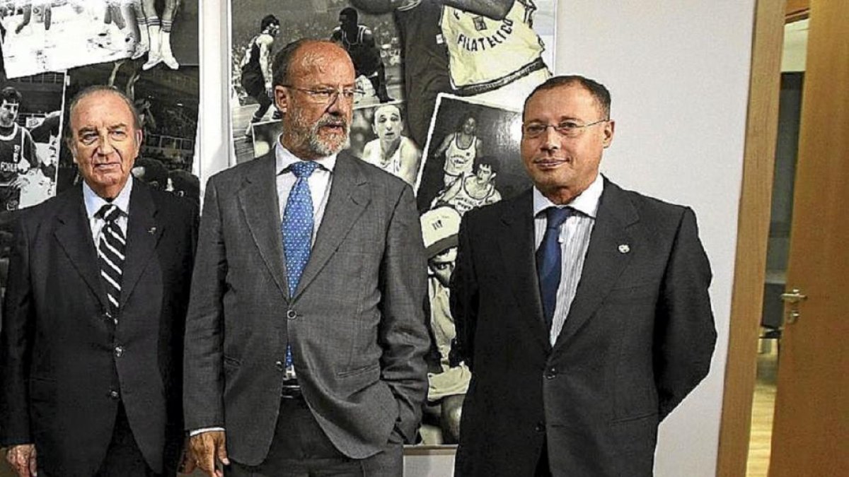 A la izquierda De laRiva y Blanco. A la derecha, Sánchez.-MONTSE ÁLVAREZ / ICAL
