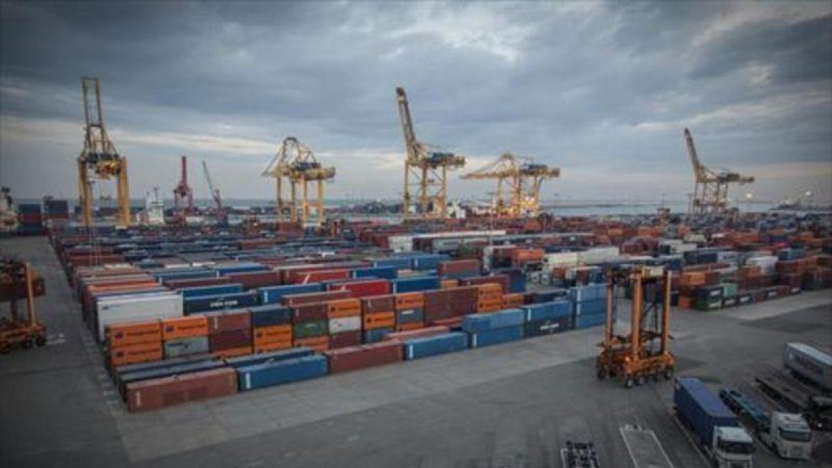 Contenedores apilados en el puerto de Barcelona.-CARLOS MONTAÑÉS