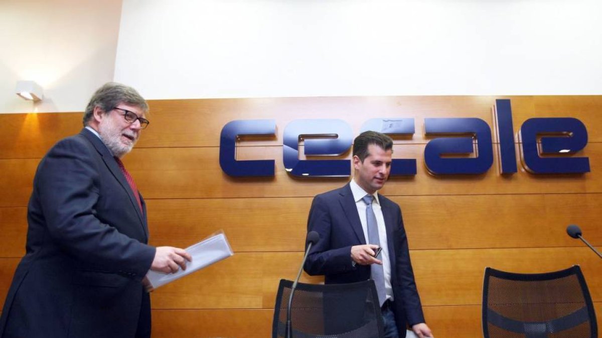 El secretario autonómico del PSOE y candidato a la Presidencia de la Junta, Luis Tudanca (D) junto al presidente de Cecale, Santiago Aparicio (C) tras la reunión-Ical
