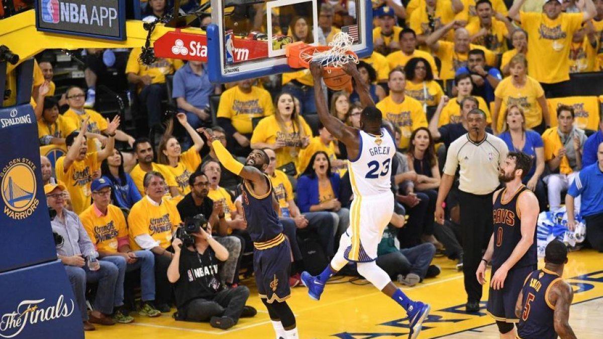 Draymond Green se escapa de los Cavaliers para anotar una canasta, este domingo en el segundo partido de las finales de la NBA.-AFP / JOSH EDELSON