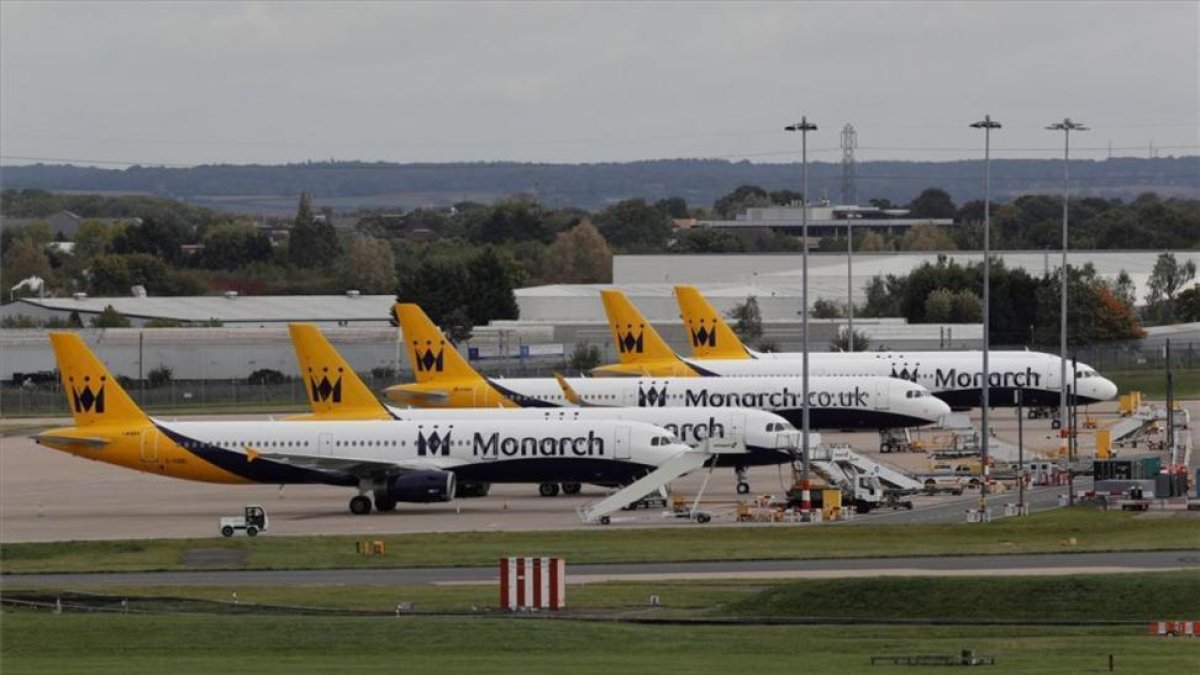 Aviones de Monarch en el aeropuerto de Birmingham, en el Reino Unido.-REUTERS / DARREN STAPLES
