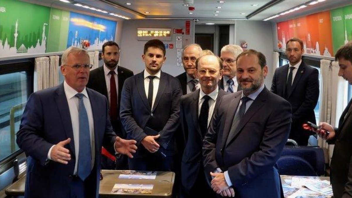 El ministro de Fomento en funciones, José Luis Ábalos (derecha en primer plano), en las instalaciones de Talgo en Moscú.-EFE / BERNARDO SUAREZ