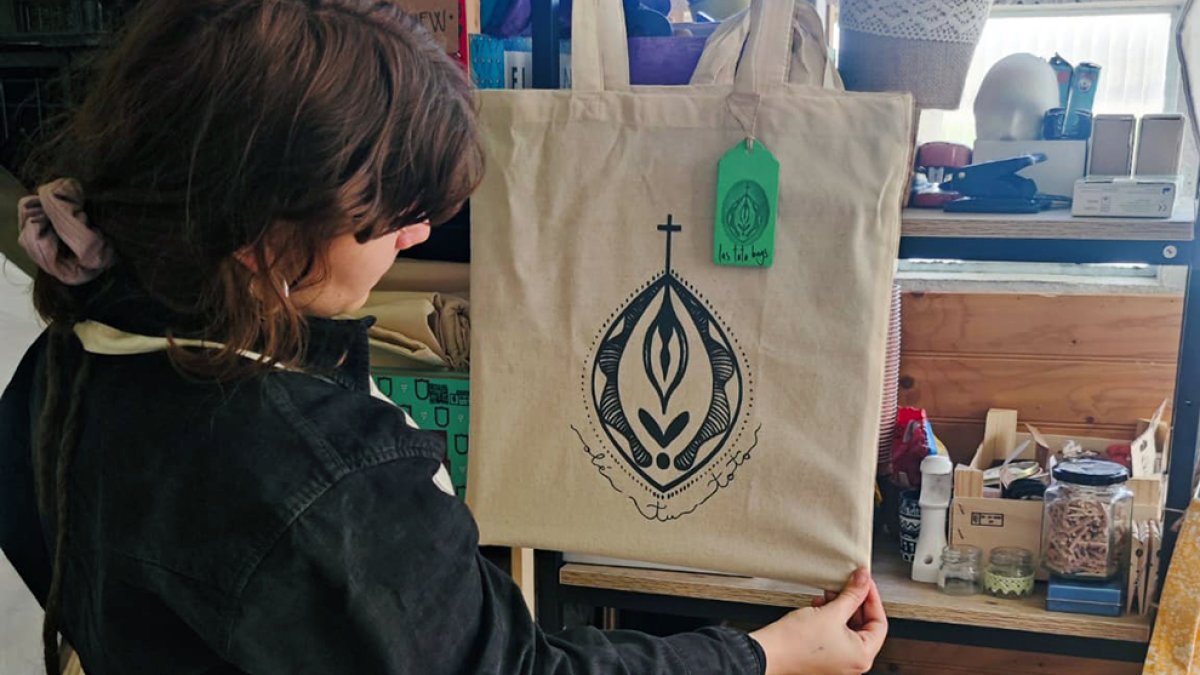 Laura Marín en su taller de Totobags