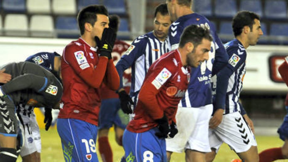 Natalio y Palanca se lamentan de una ocasión fallada ante la portería de Crespo. / Álvaro Martínez-