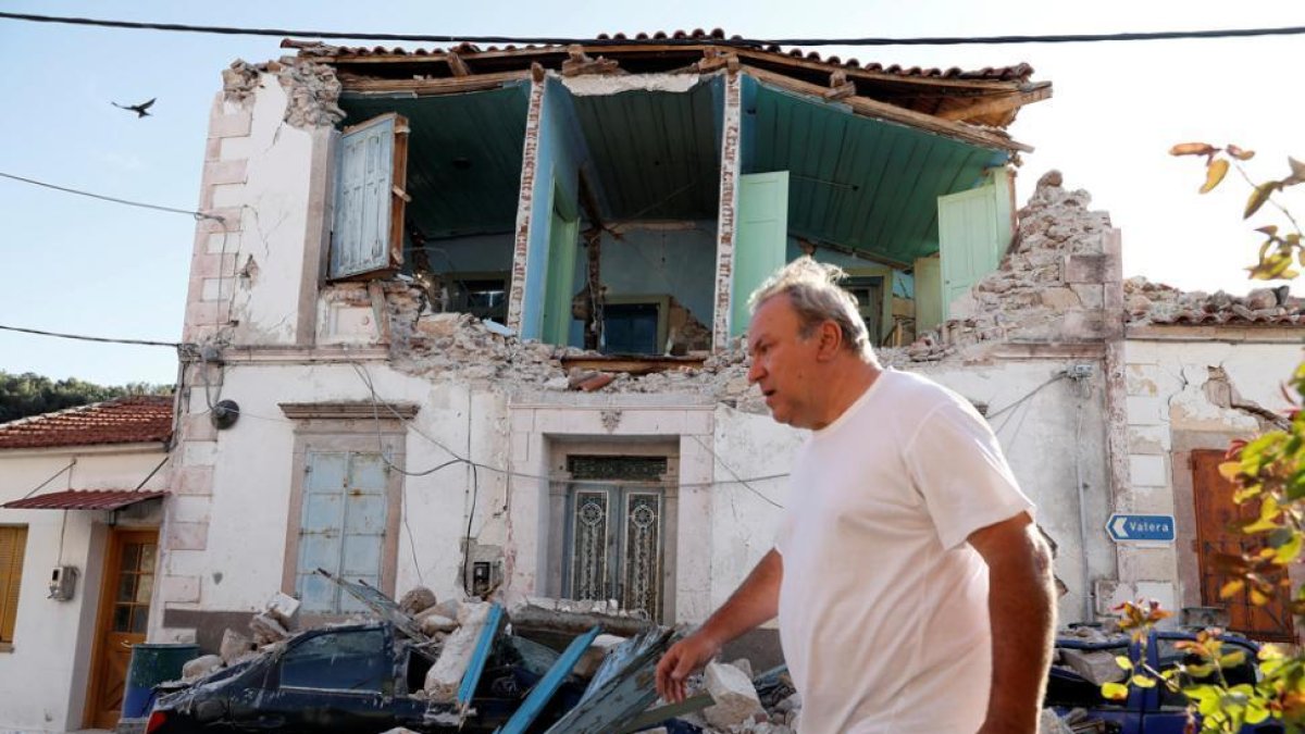 Un hombre camina entre los escombros que desprendió el terremoto.-REUTERS