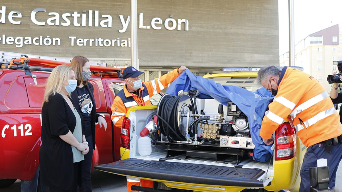 De Gregorio y Calvo observan parte del equipamiento para Protección Civil. ISABEL SOTO