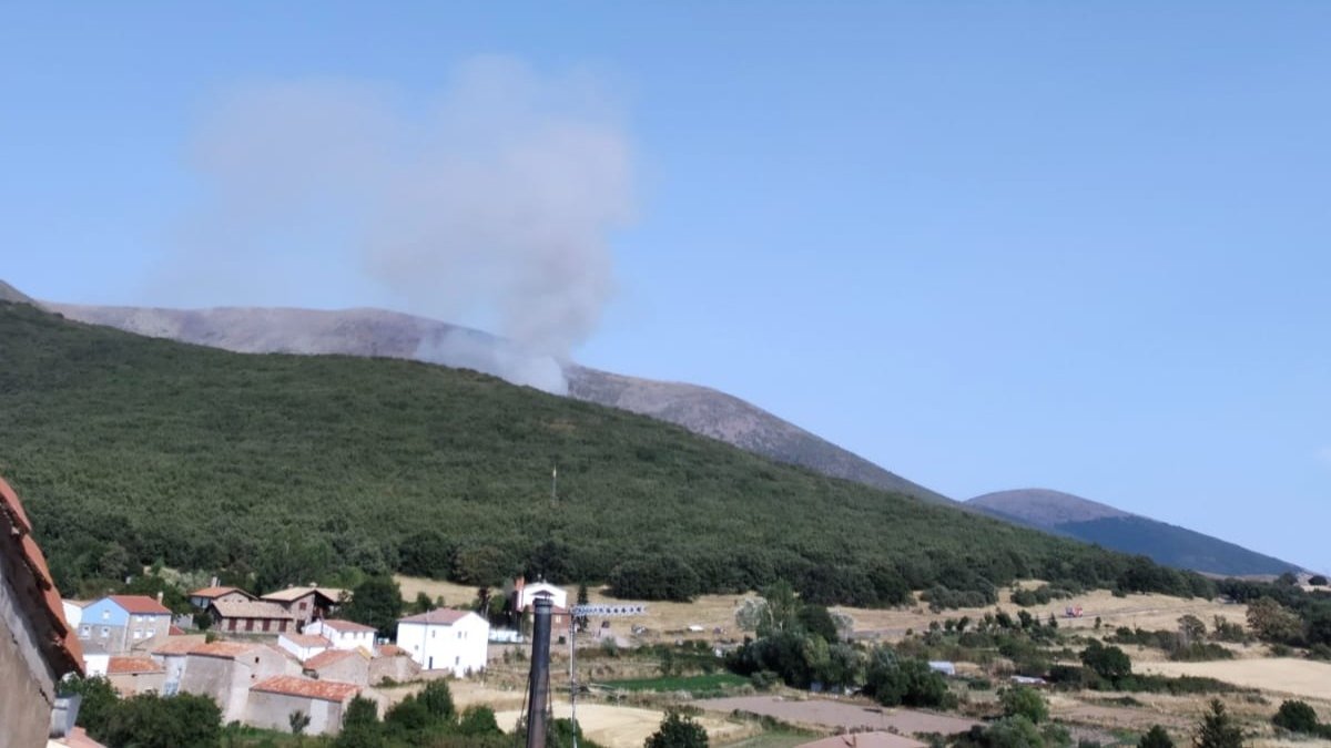 Detalle de la columna de humo poco después de declararse el incendio. HDS