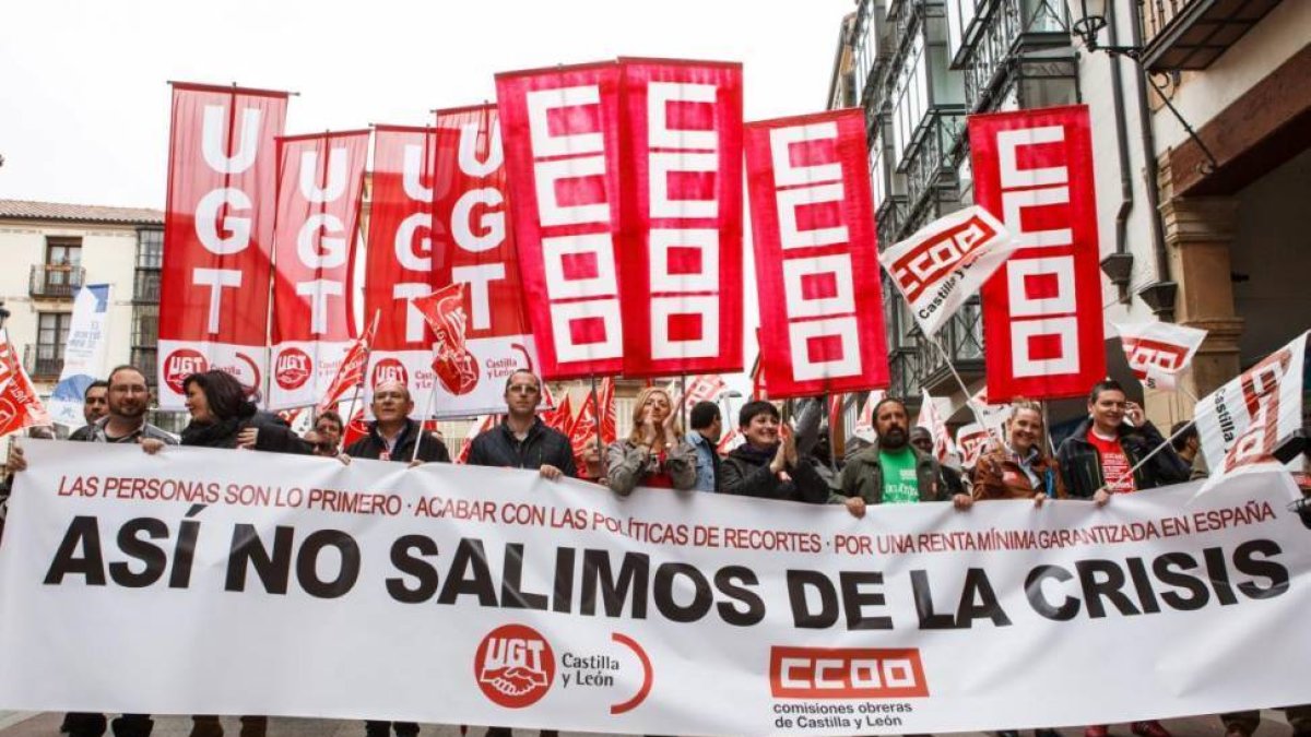 La manifestación del Primero de Mayo congregó en el centro de la ciudad a unas 350 personas.-CONCHA ORTEGA / ICAL