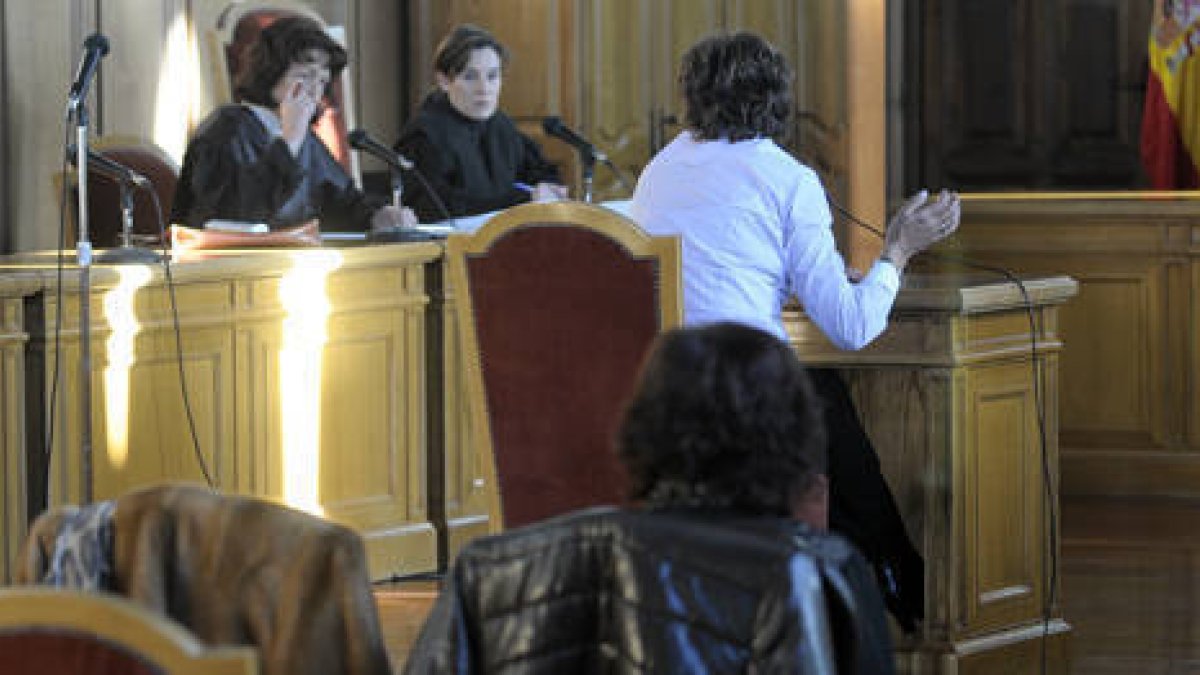 Una de las acusadas declara ante el Ministerio Fiscal y la acusación particular durante el juicio de ayer. / ÚRSULA SIERRA-