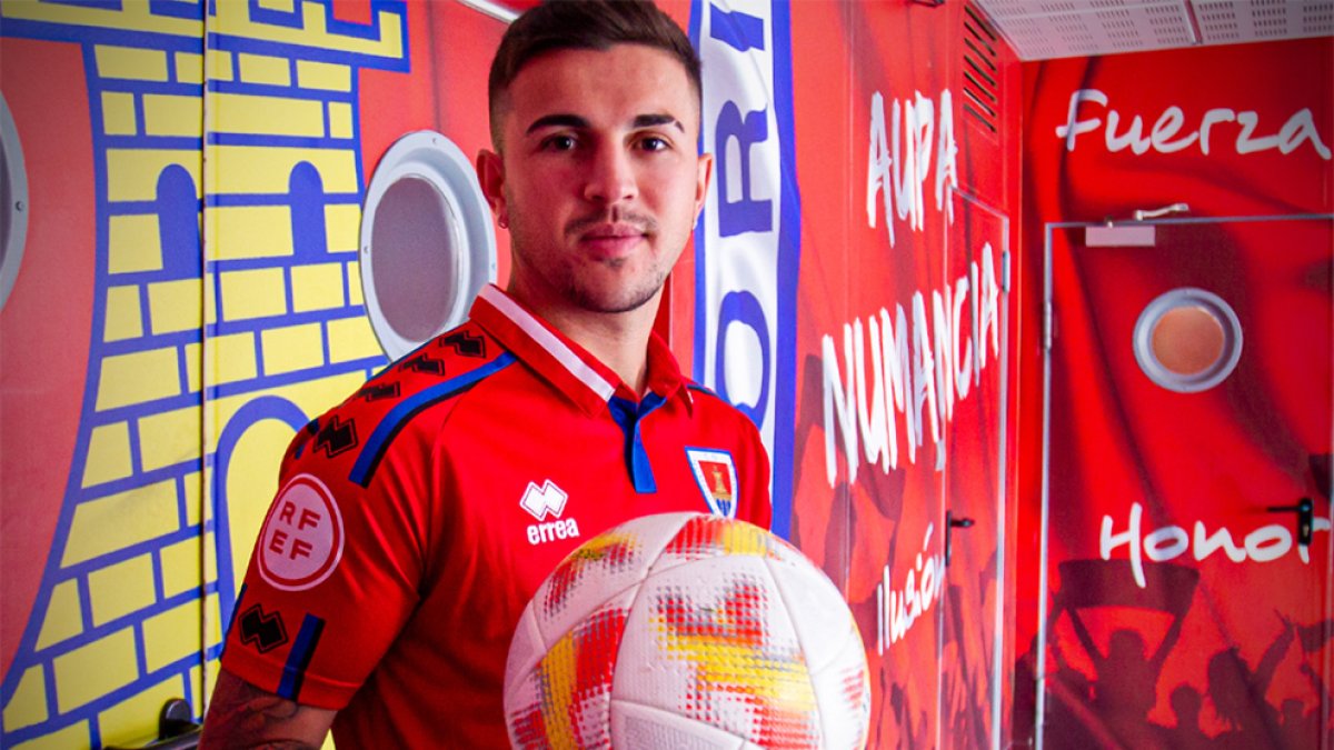 Antonio Zarzana, en su presentación con la camiseta numantina. MARIO TEJEDOR